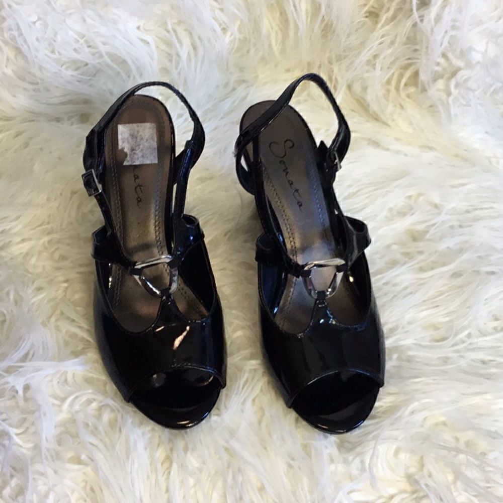 NWOT SONTANA wedge sandals in black patten leather in size 8